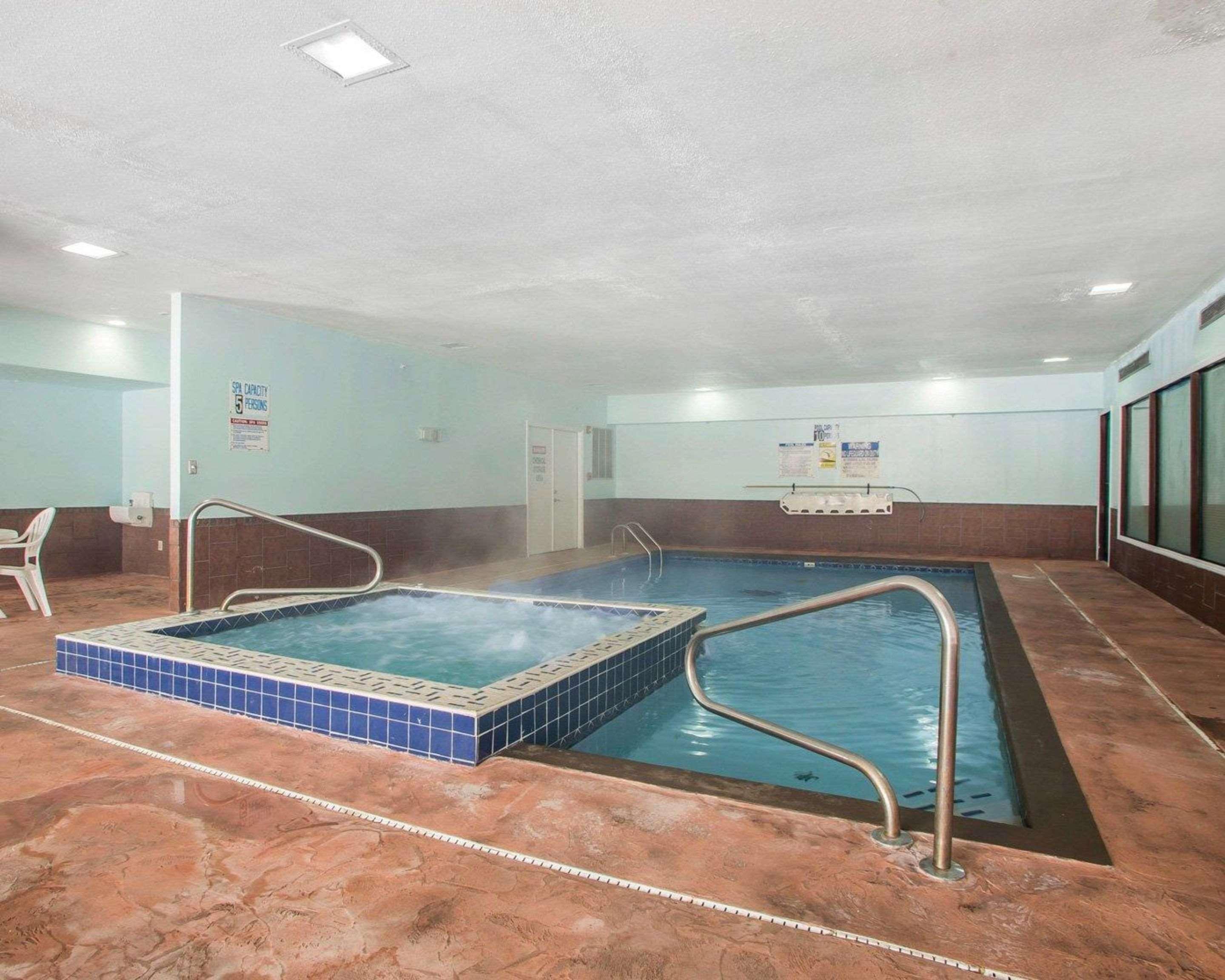 Quality Inn Мерилвил Екстериор снимка