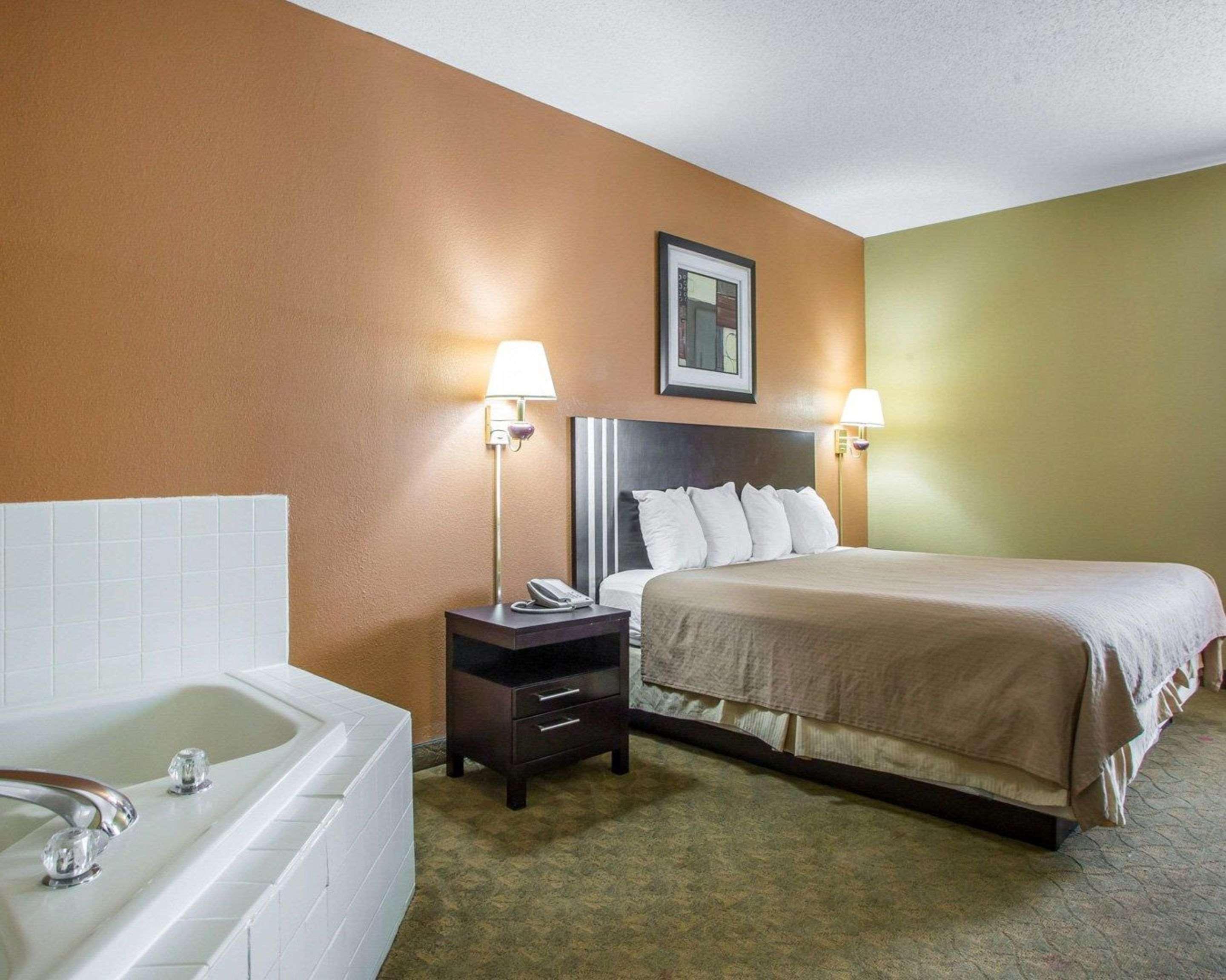 Quality Inn Мерилвил Екстериор снимка