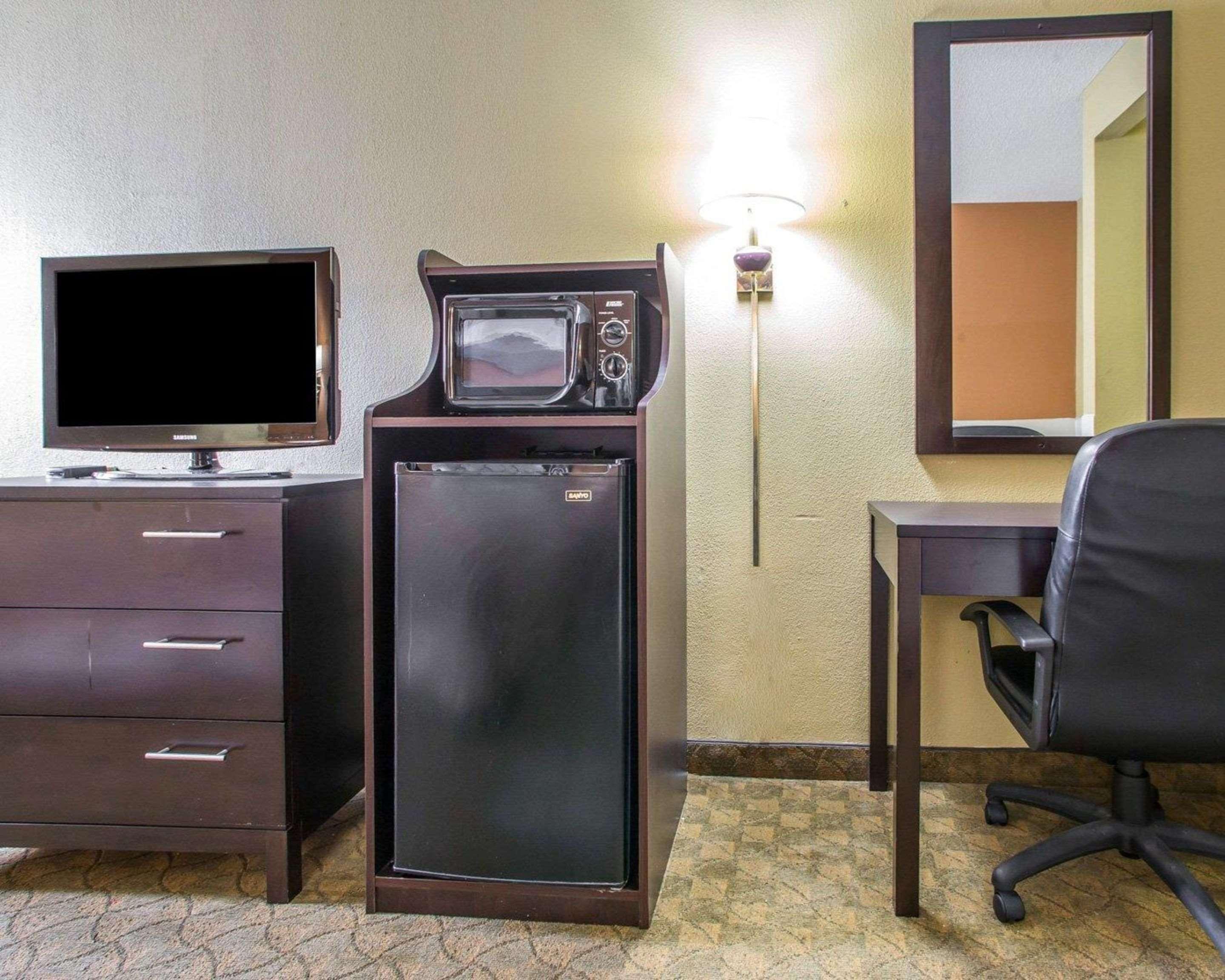Quality Inn Мерилвил Екстериор снимка